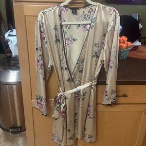 Floral jones of New York robe